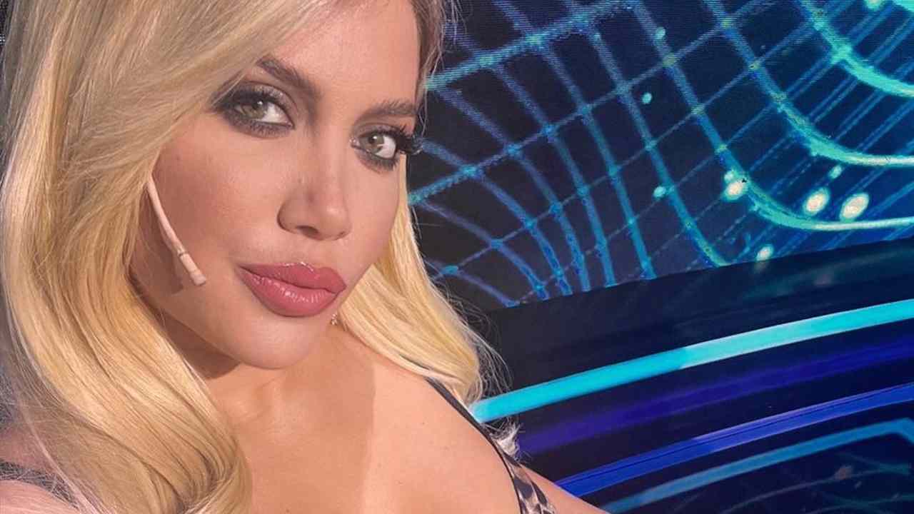 Wanda Nara Lascia La Zip Aperta Il Décolleté Da Urlo Infiamma Il Web 